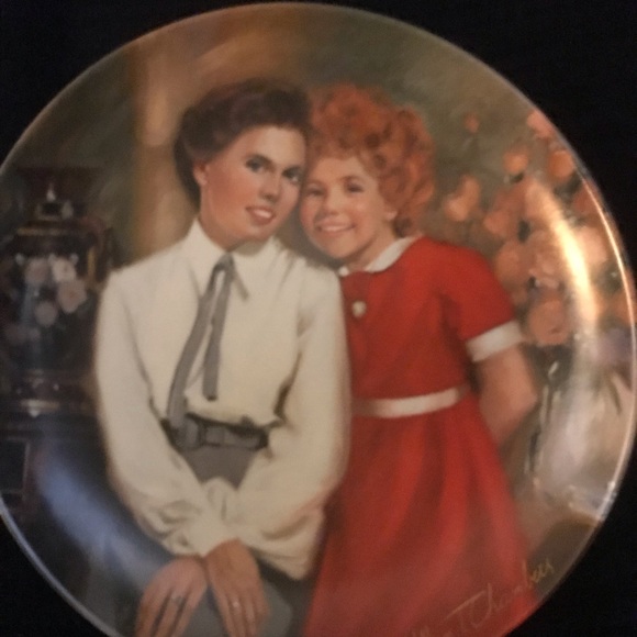 Vintage Knowls collectible plate, “ Annie and Miss Hannigan” - Picture 5 of 9